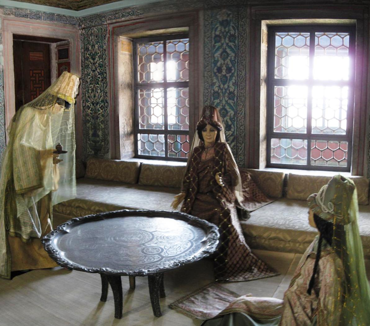 Экспозиция музея гарема Топкапы: валиде-султан со служанками