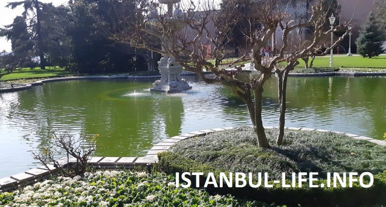 Стамбул в марте - дворец Долмабахче сад