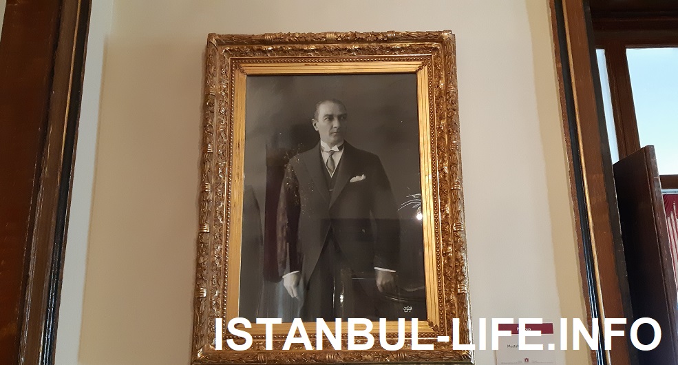 Ататюрк на картине в гареме Долмабахче