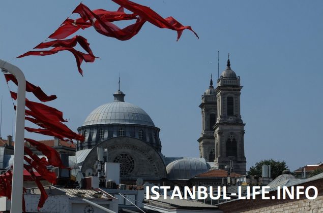 Стамбул в августе украшают ко дню победы
