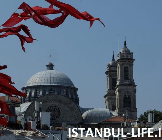 Стамбул в августе празднует день победы Турции