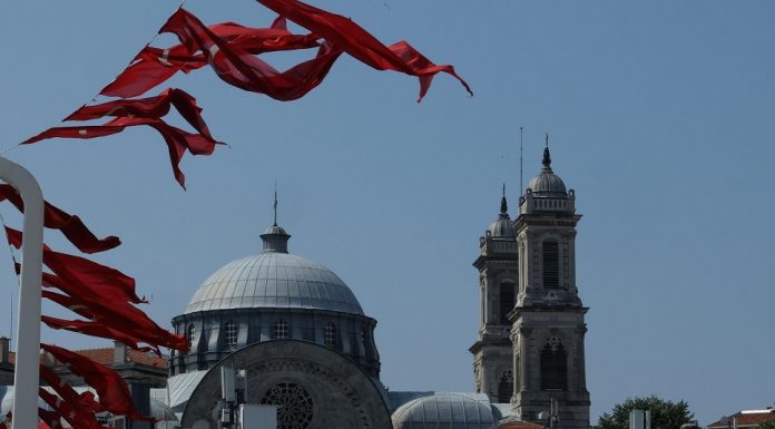 Стамбул в августе празднует день победы Турции