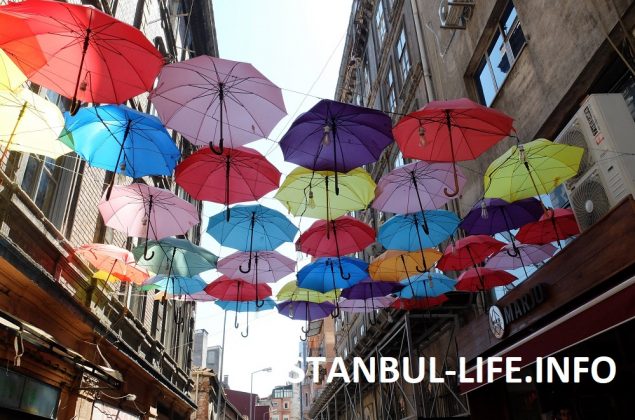 Стамбульские улицы украшают к августовским праздникам