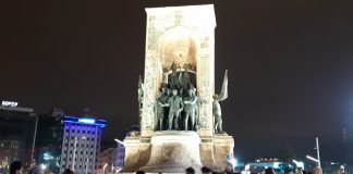 Монумент Республика на площади Таксим