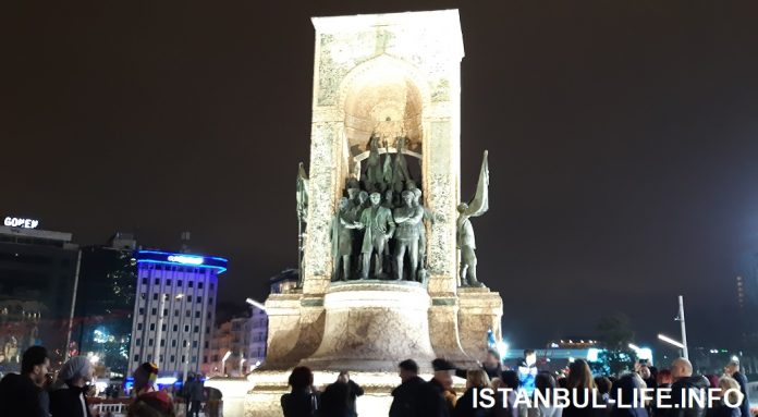 Монумент Республика на площади Таксим