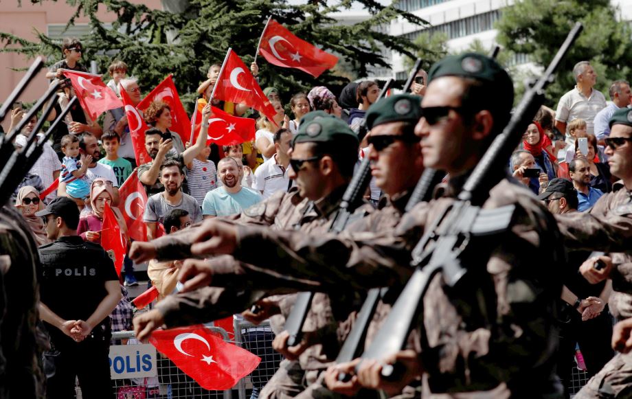 Парад в Стамбуле в день победы Турции