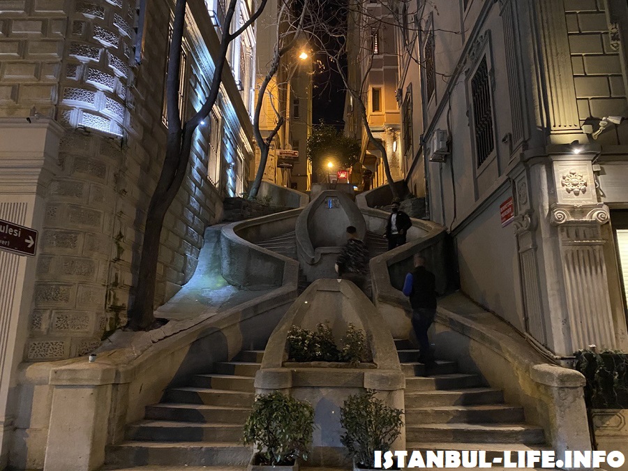 Лестница Камондо в Стамбуле