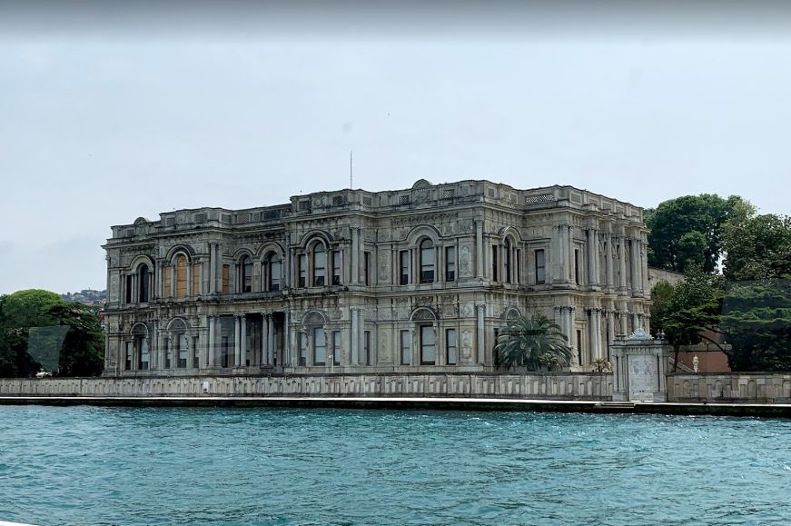 Дворец Бейлербея возле Босфорского моста в Стамбуле