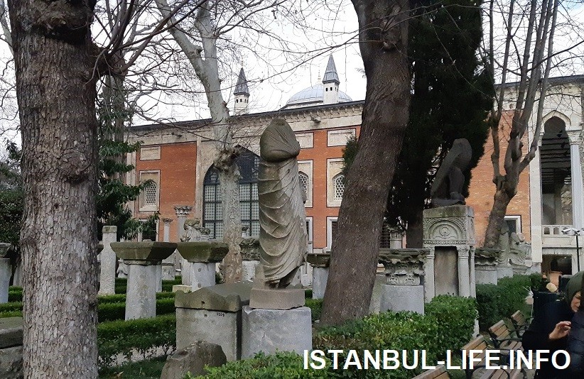 Экспонаты снаружи музея археологии в Стамбуле