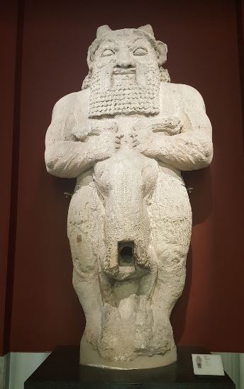 Интересная скульптура в Археологическом музее