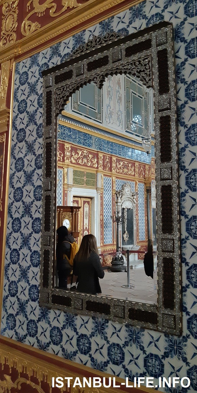 Красивое зеркало в покоях султана