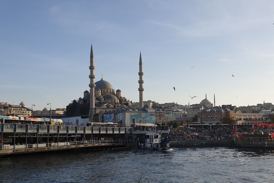 Вид на Новую мечеть с Босфора. Слева Галатский мост