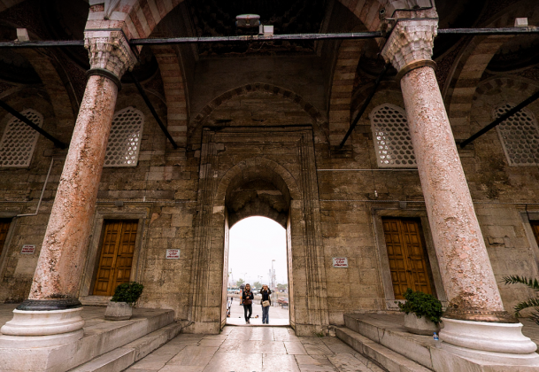 Вход в Мечеть Валиде Султан в Стамбуле