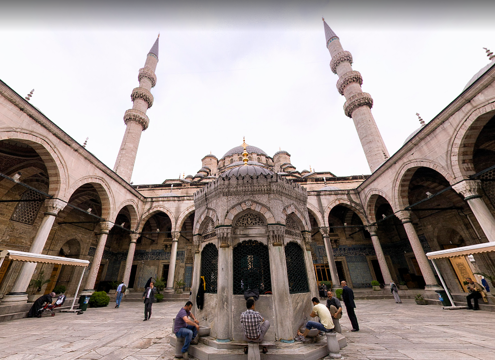 Внутренний двор мечети валиде султан