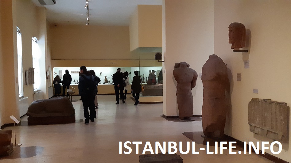 Экспонаты внутри музея археологии в Стамбуле