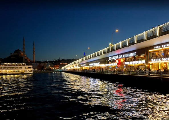 Рестораны на мосту Галата ночью