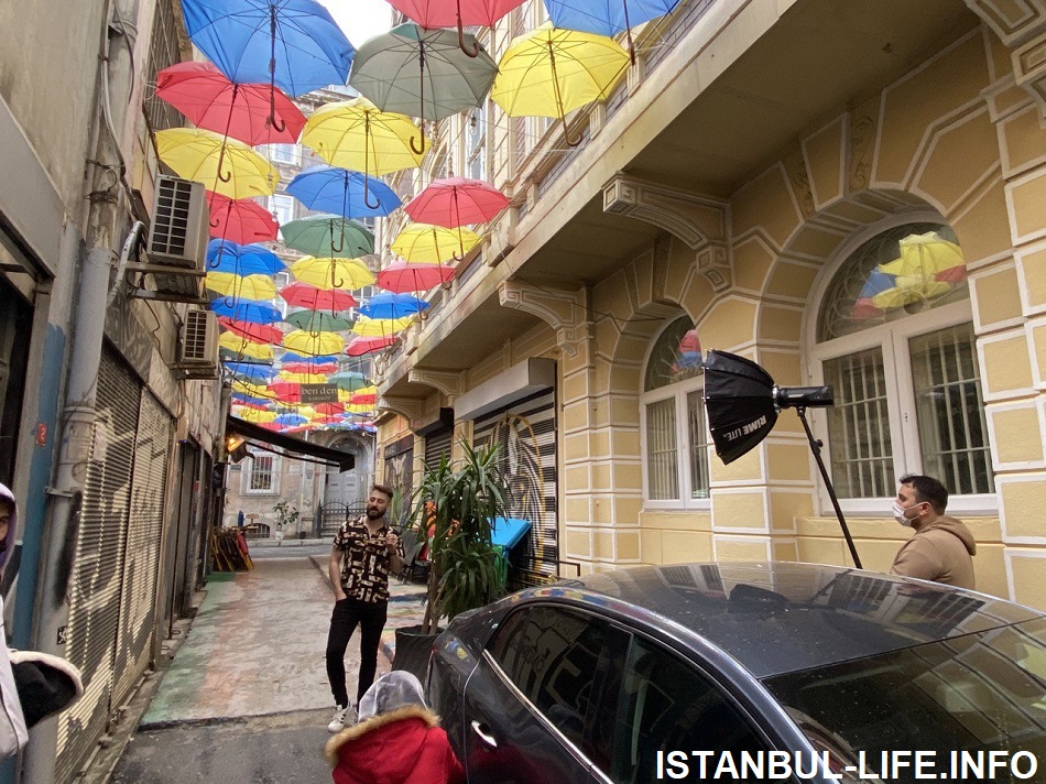 Район Каракей в Стамбуле - зонтики
