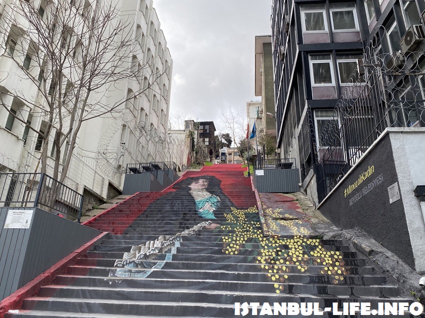 Цветная лестница в Стамбуле