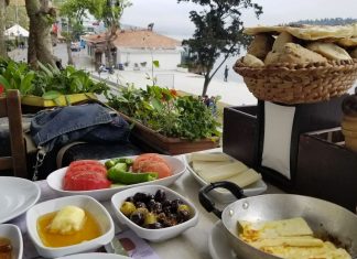 Османский завтрак в Стамбуле в Кафе Кале
